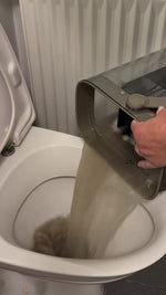 Connie viser FreshMop i lejligheden og hælder det beskidte vand ud