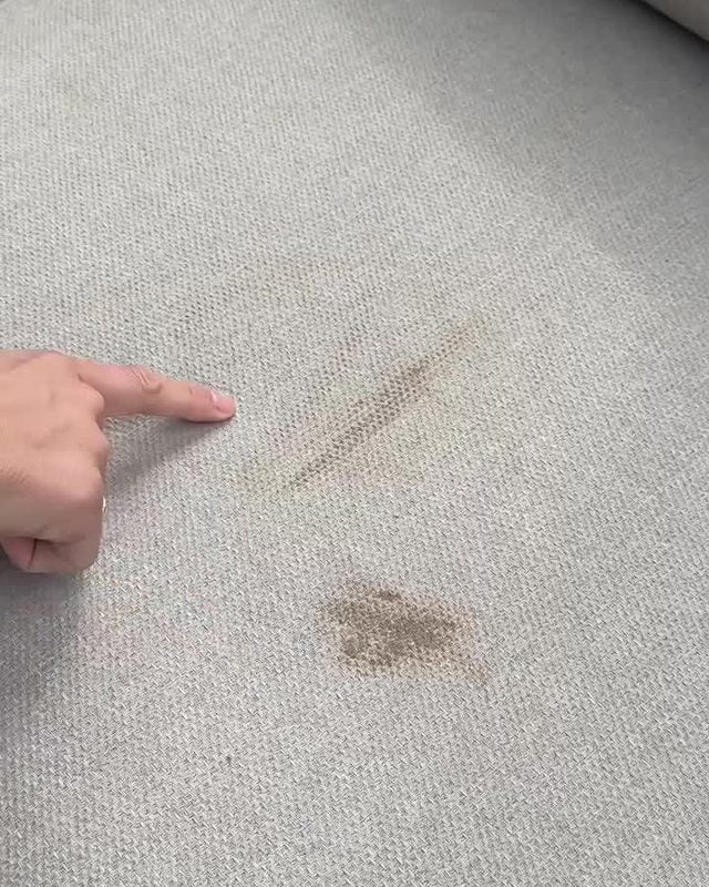 Før: Plet på udendørs hynde før og efter SOFTCARE TEXTILE.